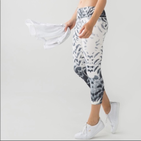 lululemon athletica Pants - Lululemon 6 Wunder Under Crop Pants Amalia Feathers White, Grey, Black Funky